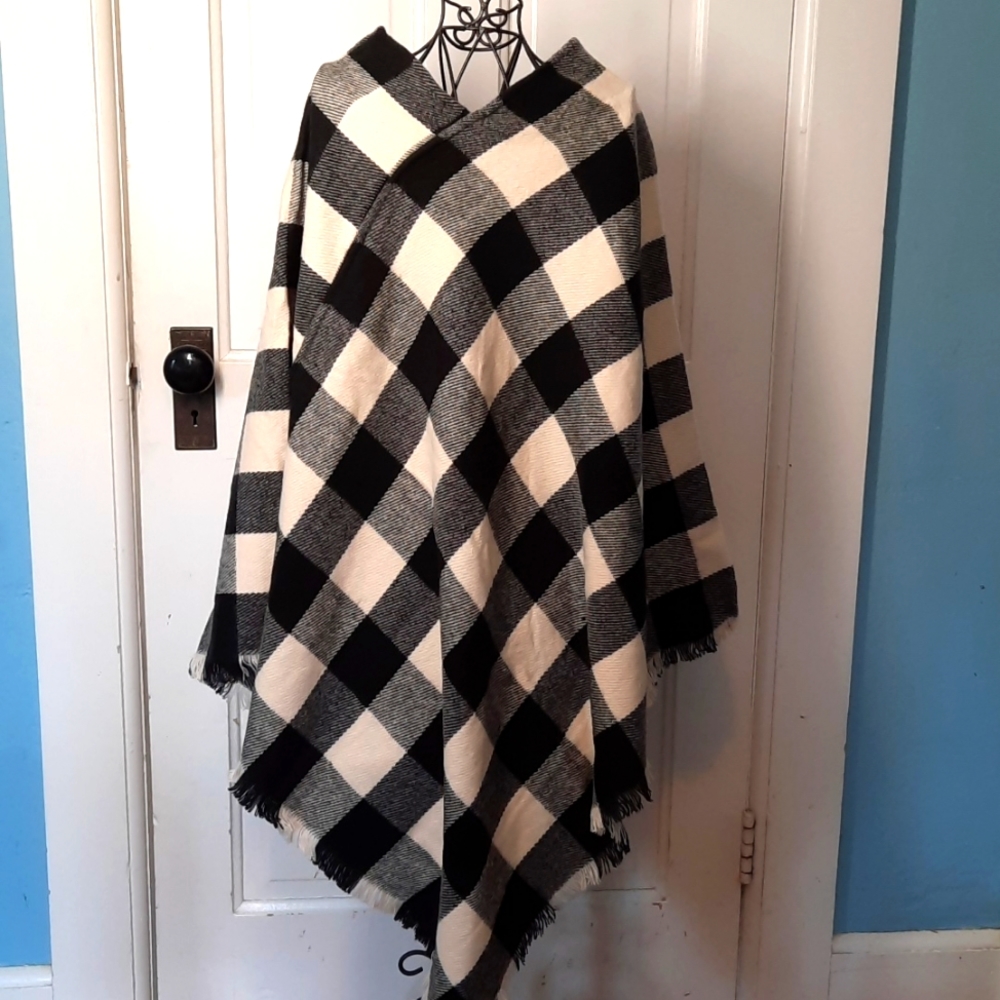 Buffalo Check Plaid Pattern Black Cream White Soft Knit Poncho